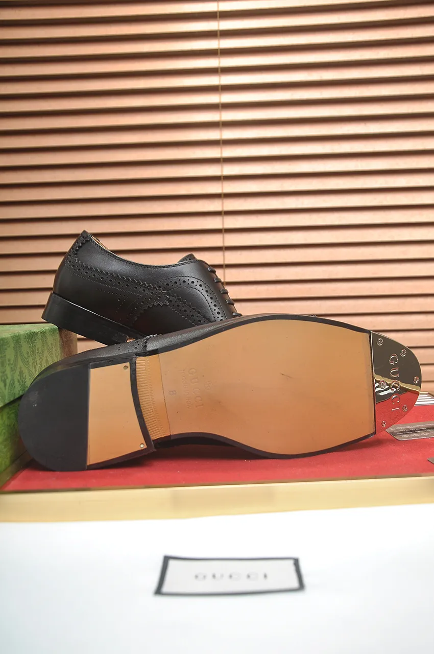 Men's shoes💰660💶 Brand: GUCCI (Gucci) Standard code: Men's code 39/44 (45/46 can be customized) Grade: Same as the official website Original quality Material: Original cowhide Water-dyed cowhide lining Original rubber outsole Style category: Men's fashionable casual leather shoes Distinguished big-name luxury elements top luxury Color: Actual picture